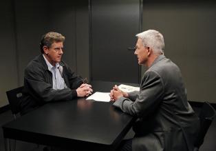 Navy CIS - Gibbs (Mark Harmon, r.) und sein Team ermitteln in einem neuen Fall und stoßen dabei auf Vince Westfal (Sam McMurray, l.). Doch hat er etwas damit zu tun? © CBS Television