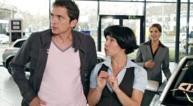 Weibsbilder - Die Autoverkäuferin (Sabine Menne, r.) scheint ihren Kunden (Stefan Gebelhoff, l.) nicht ganz zufriedenzustellen ... © Frank Hempel Sat.1