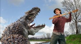 Primeval - Rückkehr der Urzeitmonster - Connor (Andrew Lee Potts)  versucht sich gegen ein Mosasaurus zu wehren ... © ITV Plc