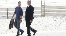 Ein Marine ist in Washington grausam gefoltert und ermordet worden. Gibbs (Mark Harmon, r.) fliegt hin, um zu ermitteln. Dort trifft er auf Special Agent G. Callum (Chris O'Donnell, l.), einen Freund von früher, der ebenfalls unkonventionelle Ermittlungsmethoden bevorzugt ... © CBS Television