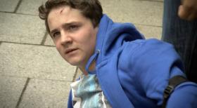 Schicksale - und plötzlich ist alles anders - Noch vor kurzem war er Klassensprecher - jetzt ist er das Opfer. Jeder Schultag ist für Sven die Hölle. Eine Schülergang terrorisiert und verfolgt den 14-jährigen auf Schritt und Tritt ... © SAT.1