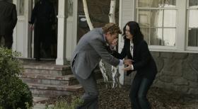 Was ist mit Patrick Jane (Simon Baker, l.) los? Seine Kollegin Teresa (Robin Tunney, r.) macht sich Sorgen um ihn ... © Warner Bros. Television