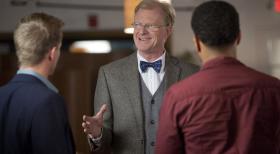 Common Law - Da Travis (Michael Ealy, r.) und Wes (Warren Kole, l.) mit ihrem neuen Therapeuten Dr. Van Waal (Ed Begley Jr., M.) nicht zu Recht kommen, wollen sie unbedingt wieder zu Dr. Ryan zurück. Doch wird sie damit einverstanden sein? © USA Network