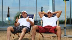 Stellungswechsel: Job bekannt, fremdes Land - Tauschen ihren harten Job als Bademeister an der Copacabana, gegen einen gemütlichen Job im Hallen-und Freibad in der thüringischen Provinz: Gustavo (l.) und Taian (r.) ... © kabel eins
