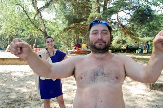 Barfuß bis zum Hals - Nudist aus Überzeugung: Als Natalie (Diane Willems, l.) den nackerten Uwe (Heiko Pinkowski, r.) bei der Frühgymnastik entdeckt, macht ihr Vater einen Riesenaufstand ... © Sat.1