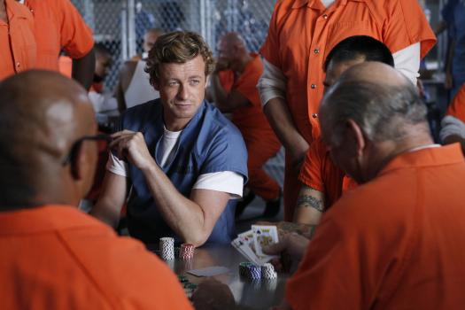 The Mentalist - Patrick Jane (Simon Baker) hat Red John getötet, doch niemand will ihm glauben. Er muss aus dem Gefängnis heraus organisieren, dass sich das Team des CBI seines Falls annimmt ... © Warner Bros. Television