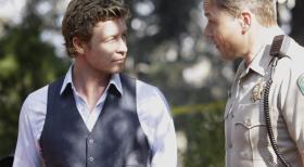 Patrick Jane (Simon Baker, l.) holt Informationen bei einen Officer (Darsteller unbekannt, r.) ein, um den Fall bald lösen zu können ... © Warner Bros. Television
