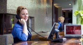 In einem Hotel haben Service und Freundlichkeit die oberste Priorität. Was aber, wenn ein Hotelgast schon am frühen Morgen Telefonterror betreibt? Ist es da nicht menschlich, dass einer Hotelangestellten (Nina Vorbrodt) auch mal das Lächeln vergeht und ihr der Geduldsfaden reißt? © Sat.1