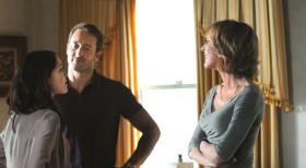 Hawaii Five-0 - Nachdem Wo Fat bei der Überführung in ein neues Gefängnis entkommen konnte, bringt Steve (Alex O'Loughlin, M.) seine Mutter Doris (Christine Lahti, r.) in Sicherheit und stellt ihr Catherine (Michelle Borth, l.) als persönlichen Schutz zur Seite ... © 2012 CBS Broadcasting Inc. All Rights Reserved.