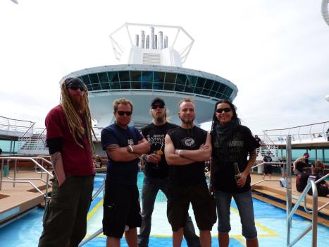 Was passiert, wenn 2000 Rocker und 40 Heavy Metal-Bands auf einem Kreuzfahrtschiff durch die Karibik schippern? Wird die Reise für die Besatzung ein "Cruise to Hell"? © SAT.1
