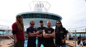 Was passiert, wenn 2000 Rocker und 40 Heavy Metal-Bands auf einem Kreuzfahrtschiff durch die Karibik schippern? Wird die Reise für die Besatzung ein "Cruise to Hell"? © SAT.1