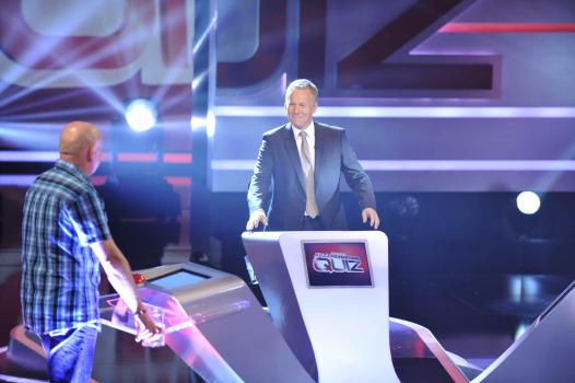 Im großen Allgemeinwissensquiz hat müssen die Kandidaten viele verschiedene Aufgaben meistern. Johannes B. Kerner (r.) moderiert die Show. © SAT.1