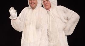Höhepunkte deutschen Theaterschaffens: Bastian (Bastian Pastewka, l.) und Jos (Freek de Jonge, r.) zeigen ihre beeindruckende Eisbären-Pantomime ... © SAT.1