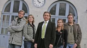 Ingo Lenßen (M.) mit den Ermittlern Sebastian Thiele (l.), Katja Hansen (2.v.l.), Sandra Nitka (2.v.r.) und Christian Storm (r.) © Sat.1