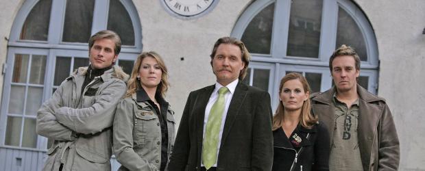 Ingo Lenßen (M.) mit den Ermittlern Sebastian Thiele (l.), Katja Hansen (2.v.l.), Sandra Nitka (2.v.r.) und Christian Storm (r.) © Sat.1
