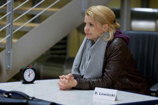 Danni Lowinski - Während Danni (Annette Frier) von Sven und Oliver einen Korb bekommt, da sie sich zwischen den beiden nicht entscheiden konnte, wartet ein neuer Klient auf sie ... © SAT.1