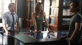 Versuchen einen neuen Fall zu lösen: Danny (Scott Caan, l.), Chin (Daniel Dae Kim, r.) und Kono (Grace Park, M.) ... © 2011 CBS BROADCASTING INC. All Rights Reserved. Versuchen einen neuen Fall zu lösen: Danny (Scott Caan, l.), Chin (Daniel Dae Kim, r.) und Kono (Grace Park, M.) ... © 2011 CBS BROADCASTING INC. All Rights Reserved.