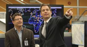 Navy CIS - Versuchen, einen Fall aufzudecken: Tyler Elliott (Sean Astin, l.) und Tony (Michael Weatherly, r.) ... © 2012 CBS Broadcasting Inc. All Rights Reserved.
