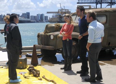 Hawaii Five-0 - Versuchen einen Mordfall aufzudecken: Dr. Max Bergmann (Masi Oka, l.), Lori Weston (Lauren German, 3.v.r.), Steve (Alex O'Loughlin, 2.v.r.) und Danny (Scott Caan, r.) ... © TM &   CBS Studios Inc. All Rights Reserved.
