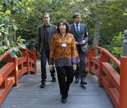 Navy CIS - Das Team um Tony (Michael Weatherly, r.) muss den Mord an einem Offizier untersuchen, der an einem Geheimprojekt gearbeitet hat. Doch was hat McGees (Sean Murray, l.) Großmutter (Lily Tomlin, M.) damit zu tun? © CBS Television