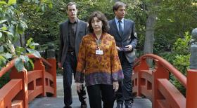 Navy CIS - Das Team um Tony (Michael Weatherly, r.) muss den Mord an einem Offizier untersuchen, der an einem Geheimprojekt gearbeitet hat. Doch was hat McGees (Sean Murray, l.) Großmutter (Lily Tomlin, M.) damit zu tun? © CBS Television