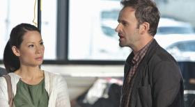Elementary - Versuchen, einen Mörder dingfest zu machen: Sherlock Holmes (Jonny Lee Miller, r.) und Joan Watson (Lucy Liu, l.) ... © CBS Television