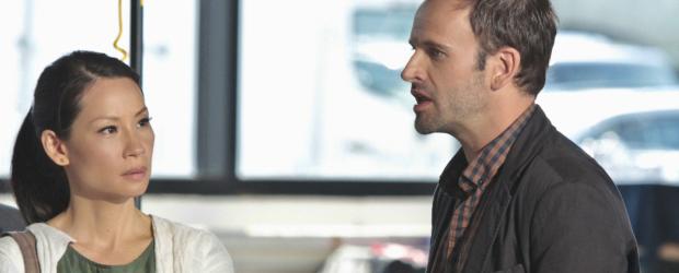 Versuchen, einen Mörder dingfest zu machen: Sherlock Holmes (Jonny Lee Miller, r.) und Joan Watson (Lucy Liu, l.) ... © CBS Television Versuchen, einen Mörder dingfest zu machen: Sherlock Holmes (Jonny Lee Miller, r.) und Joan Watson (Lucy Liu, l.) ... © CBS Television
