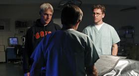 Bei den Ermittlungen in einem neuen Fall: Gibbs (Mark Harmon, l.), Jimmy (Brian Dietzen, r.) und Ducky (David McCallum, M.) ... © CBS Television