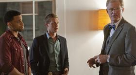 Common Law - Da ihr neuer Therapeut (Ed Begley Jr., r.) grauenhaft ist, wollen Travis (Michael Ealy, l.) und Wes (Warren Kole, M.) unbedingt zu Dr. Ryan zurück. Damit diese ihnen wieder vertrauen kann, bieten sie an zu erzählen, warum Wes seine Waffe auf Travis gerichtet hat ... © USA Network