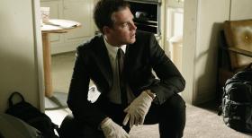 Tony (Michael Weatherly) hatte vor Jahren den Pentagon-Mitarbeiter Renny Grant aufgrund von Unterschlagungen hinter Gitter gebracht. Kaum aus dem Knast entlassen, wird der Hauptbelastungszeuge aus dem damaligen Fall ermordet aufgefunden ... © CBS Television