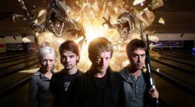 Primeval - Rückkehr der Urzeitmonster - (2. Staffel) - Durch Wurmlöcher kommen gefährliche Dinosaurier in unsere Zeit. sind Cutter (Douglas Henshall, 2.v.r.), Abby (Hannah Spearritt, l.), Connor (Andrew Lee Potts, 2.v.l.) und Stephen (James Murray, r.) werden beauftragt, die rätselhaften Vorgänge zu untersuchen und wenn möglich zu stoppen ... © ITV Plc