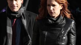 Unforgettable - Ein neuer Mordfall entführt Carrie (Poppy Montgomery, r.) und Al (Dylan Walsh, l.) in Mitten der Welt von Bruderschaften ... © 2011 CBS Broadcasting Inc. All Rights Reserved.