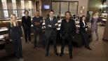 (8. Staffel) - Ein starkes Team, das jeden Serientäter zur Strecke bringt: Dr. Spencer Reid (Matthew Gray Gubler, 2.v.l.), Derek Morgan (Shemar Moore, 3.v.l.), Aaron Hotchner (Thomas Gibson, M.), David Rossi (Joe Mantegna, 3.v.r.), Jennifer 'JJ' Jareau (AJ Cook, l.), Penelope Garcia (Kirsten Vangsness, r.) und Alex Blake (Jeanne Tripplehorn, 2.v.r.) .... © ABC Studios (8. Staffel) - Ein starkes Team, das jeden Serientäter zur Strecke bringt: Dr. Spencer Reid (Matthew Gray Gubler, 2.v.l.), Derek Morgan (Shemar Moore, 3.v.l.), Aaron Hotchner (Thomas Gibson, M.), David Rossi (Joe Mantegna, 3.v.r.), Jennifer 'JJ' Jareau (AJ Cook, l.), Penelope Garcia (Kirsten Vangsness, r.) und Alex Blake (Jeanne Tripplehorn, 2.v.r.) .... © ABC Studios