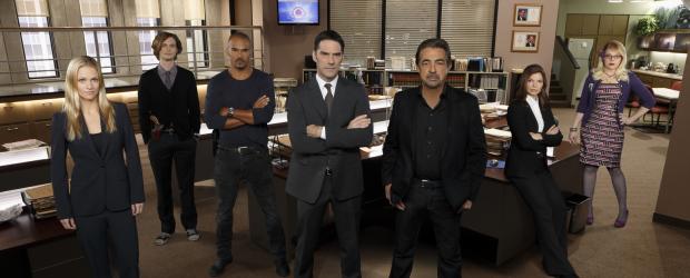 (8. Staffel) - Ein starkes Team, das jeden Serientäter zur Strecke bringt: Dr. Spencer Reid (Matthew Gray Gubler, 2.v.l.), Derek Morgan (Shemar Moore, 3.v.l.), Aaron Hotchner (Thomas Gibson, M.), David Rossi (Joe Mantegna, 3.v.r.), Jennifer 'JJ' Jareau (AJ Cook, l.), Penelope Garcia (Kirsten Vangsness, r.) und Alex Blake (Jeanne Tripplehorn, 2.v.r.) .... © ABC Studios (8. Staffel) - Ein starkes Team, das jeden Serientäter zur Strecke bringt: Dr. Spencer Reid (Matthew Gray Gubler, 2.v.l.), Derek Morgan (Shemar Moore, 3.v.l.), Aaron Hotchner (Thomas Gibson, M.), David Rossi (Joe Mantegna, 3.v.r.), Jennifer 'JJ' Jareau (AJ Cook, l.), Penelope Garcia (Kirsten Vangsness, r.) und Alex Blake (Jeanne Tripplehorn, 2.v.r.) .... © ABC Studios