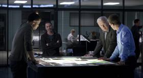 Common Law - Bei der Zusammenarbeit mit ihren Mentoren Fred (Kevin Tighe, 2.v.r.) und Dan (Jeff Fahey, 2.v.l.), werden Travis (Michael Ealy, l.) und Wes (Warren Kole, r.) ihre eigenen Problemen konfrontiert ... © USA Network