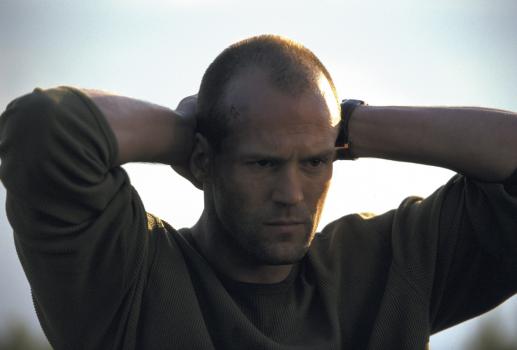 The Transporter - Nachdem Kurierfahrer Frank (Jason Statham) dummerweise eines seiner Pakete geöffnet hat, sitzt er tief in der Patsche ... © Twentieth Century Fox Film Corporation