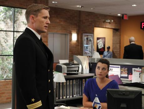 Navy CIS - Ziva David (Cote de Pablo, r.) und ihre Kollegen ermitteln in einem neuen Fall, bei dem Navy Lieutenant Commander Geoffrey Brett (Brett Tucker, l.) Finanzberaterin Drew Turner ermordet wurde ... © CBS Television