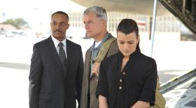 Der Fall bereitet ihnen Kopfzerbrechen: Leon Vance (Rocky Carroll, M.), Gibbs (Mark Harmon, M.) und Ziva (Cote de Pablo, r.) ... © CBS Television