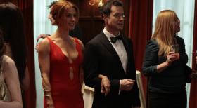 Unforgettable - Kayla, eine junge Tennisspielerin wird nach dem Training auf der Straße  erschossen. Carrie (Poppy Montgomery, l.) und Al (Dylan Walsh, r.), gerade auf dem Weg zu einer  Wohltätigkeitsveranstaltung, statten dem Tatort einen ersten Besuch ab ... © 2011 CBS Broadcasting Inc. All Rights Reserved.