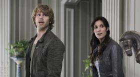 Navy CIS: L.A. - Untersuchen eine Schießerei außerhalb des vietnamesischen Konsulates, kurz bevor dort eine internationale Konferenz stattfinden soll: Kensi (Daniela Ruah, r.) und Deeks (Eric Christian Olsen, l.) ... © CBS Studios Inc. All Rights Reserved.