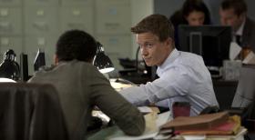 Common Law - Die Drogenfahndung will einen gewissen Garza festnehmen, doch bevor es dazu kommt, wird dieser erschossen. Travis (Michael Ealy, l.) und Wes (Warren Kole, r.) versuchen den Täter dingfest zu machen ... © 2012 USA Network Media, LLC