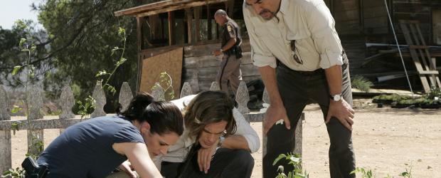 Gemeinsam mit ihrem Team versuchen Prentiss (Paget Brewster, l.), Reid (Matthew Gray Gubler, M.) und Rossi (Joe Mantegna, r.), den Sadisten Francis Goehring zu stellen ... © Touchstone Television Gemeinsam mit ihrem Team versuchen Prentiss (Paget Brewster, l.), Reid (Matthew Gray Gubler, M.) und Rossi (Joe Mantegna, r.), den Sadisten Francis Goehring zu stellen ... © Touchstone Television