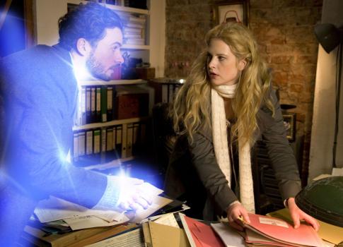 Kein Geist für alle Fälle - Es sind nur Bruchteile von Sekunden, in denen der liebenswerte Entwickler Tom (Stephan Luca, l.) unaufmerksam ist: Telefonierend läuft er direkt in das Auto von Jana (Diana Amft, r.) hinein - und findet sich kurz darauf als unsichtbarer Geist wieder ... © Sat.1