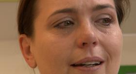 Schicksale - und plötzlich ist alles anders - Seit ihrer Scheidung läuft für Ulrike nichts mehr nach Plan. In die Praxis der 35jährigen Physiotherapeutin verirren sich kaum Patienten, und ausgerechnet jetzt will ihr ihr Ex- Mann Pierre auch noch die gemeinsame Tochter Laura wegnehmen und mit dem Mädchen in seine Heimat Frankreich ziehen. Auf einen Schlag scheint sich das Blatt zu wenden: Ulrike bekommt urplötzlich den lang erhofften Großauftrag. Doch auf dem Weg dorthin schlichtet Ulrike eine Schlägerei - und muss für ihre Zivilcourage bitter büßen ... © SAT.1