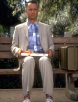 Forrest Gump - Auf einer Bank, an einer Bushaltestelle, irgendwo im Süden der USA: Hier sitzt Forrest Gump (Tom Hanks). Jedem, der sich zu ihm setzt, erzählt er einen Teil seiner unglaublichen Lebensgeschichte ... © Paramount Pictures