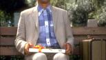Forrest Gump - Auf einer Bank, an einer Bushaltestelle, irgendwo im Süden der USA: Hier sitzt Forrest Gump (Tom Hanks). Jedem, der sich zu ihm setzt, erzählt er einen Teil seiner unglaublichen Lebensgeschichte ... © Paramount Pictures