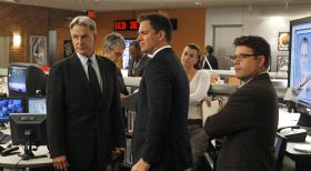 Navy CIS - Noch stehen Gibbs (Mark Harmon, l.), Dr. Samantha Ryan (Jamie Lee Curtis, 2.v.l.), Tony (Michael Weatherly, M.), Ziva (Cote de Pablo, 3.v.r.) und Tyler Elliott (Sean Astin, r.) vor einem Rätsel ... © 2012 CBS Broadcasting Inc. All Rights Reserved.