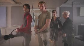 Primeval - Rückkehr der Urzeitmonster - In einem Hochhaus tauchen plötzlich Riesenwürmer auf. Connor (Andrew Lee Potts, l.), Abby (Hannah Spearritt, r.), Cutter (Douglas Henshall, 2.v.l.) und Jenny Lewis (Lucy Brown, 2.v.r.) versuchen sie unschädlich zu machen ... © ITV Plc