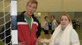 Weibsbilder - Der Trainer (Volker Büdts, l.) und die Spielerin (Mackie Heilmann, r.) wollen mit dem Training beginnen, doch die Mitspielerinnen (Sabine Menne, 2.v.l. und Judith Döker, 2.v.r.) haben Probleme mit ihrem Outfit ... © Christopher Adolph Sat.1