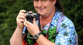 Markus Maria Profitlich ist ein Beerdigungs-Tourist (Staffel 3). © Sat.1